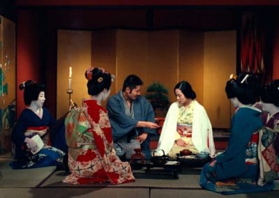 scène de thé à la japonnaise avec un couple et quatre femmes